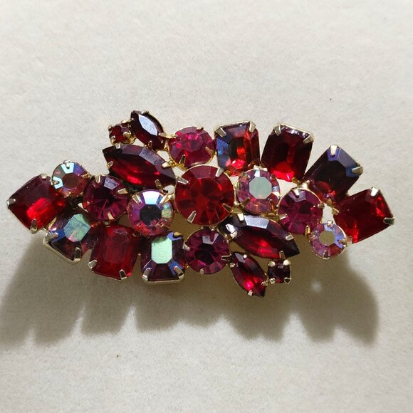 Brooch Red Aurora Borealis Rhinestone Gold Tone Vintage Setting Pinback Prong - Picture 2 of 11